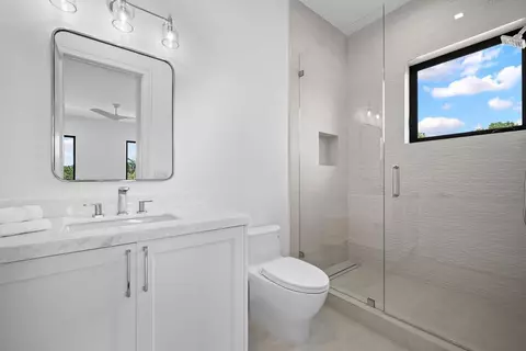 Bath - 325 W Riverside Dr, Jupiter, FL 33469 photo 7 of 10