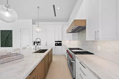 Kitchen - 325 W Riverside Dr, Jupiter, FL 33469 photo 3 of 4