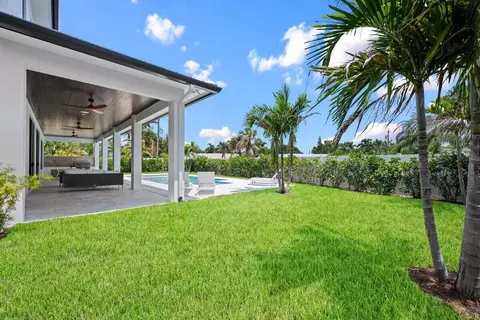 Exterior - 325 W Riverside Dr, Jupiter, FL 33469 photo 3 of 5
