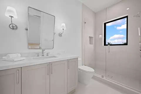 Bath - 325 W Riverside Dr, Jupiter, FL 33469 photo 6 of 10