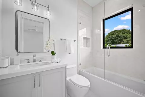 Bath - 325 W Riverside Dr, Jupiter, FL 33469 photo 8 of 10