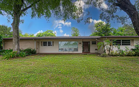 4511 E Country Club Cir, Plantation, FL 33317