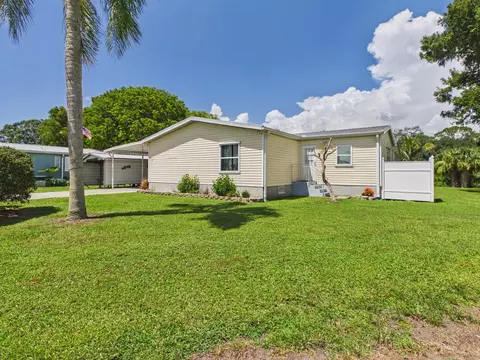 Exterior - 501 NE 8th Ave, Okeechobee, FL 34972 photo 1 of 7