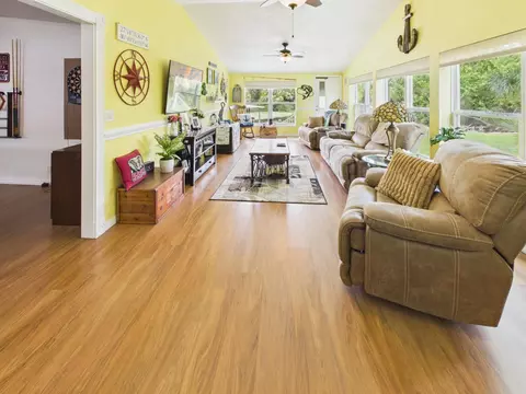 Living - 501 NE 8th Ave, Okeechobee, FL 34972 photo 2 of 4