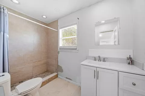 Bath - 1041 Pine Way NE, Okeechobee, FL 34974 photo 1 of 2