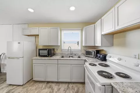 Kitchen - 1041 Pine Way NE, Okeechobee, FL 34974 photo 2 of 2