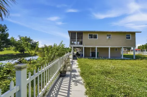 Exterior - 1041 Pine Way NE, Okeechobee, FL 34974 photo 4 of 7