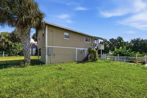 Exterior - 1041 Pine Way NE, Okeechobee, FL 34974 photo 5 of 7