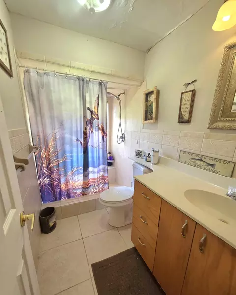 Bath - 2922 SE 28th St, Okeechobee, FL 34974 photo 2 of 2