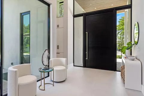 Entry Way - 2265 NE 30th Ct, Lighthouse Point, FL 33064 photo 2 of 5