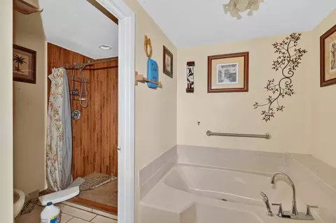 Bath - 4044 SE 29th Ct, Okeechobee, FL 34974 photo 3 of 3