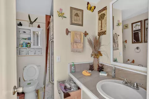 Bath - 4044 SE 29th Ct, Okeechobee, FL 34974 photo 1 of 3