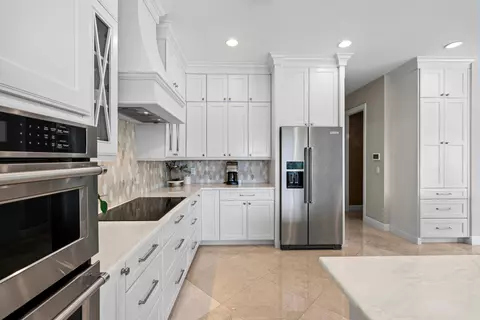 Kitchen - 2520 NE 35th St, Lighthouse Point, FL 33064 photo 4 of 5