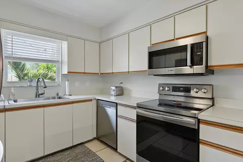 Kitchen - 4994 SE Pine Knoll Way, Stuart, FL 34997 photo 2 of 4