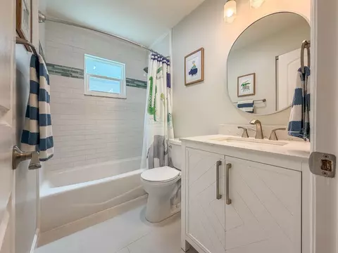 Bath - 4994 SE Pine Knoll Way, Stuart, FL 34997 photo 3 of 4