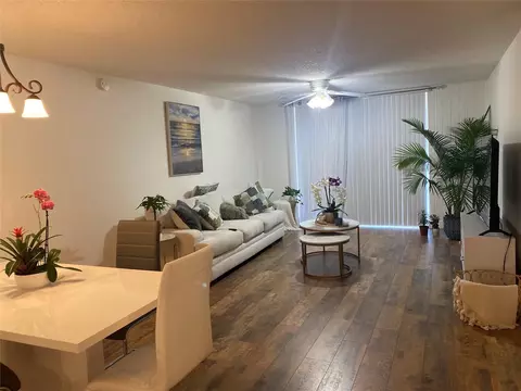 7173 Orange Dr #220B, Davie, FL 33314