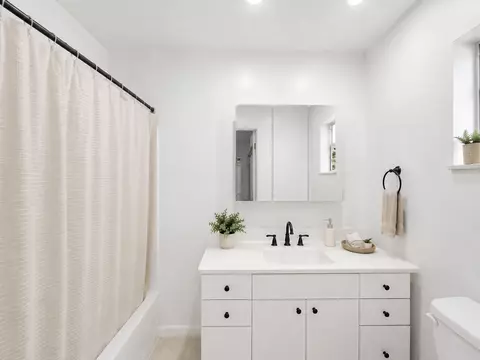 Bath - 3961 SE Dixie Ross St, Stuart, FL 34997 photo 3 of 3