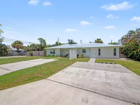 Exterior - 3961 SE Dixie Ross St, Stuart, FL 34997 photo 4 of 5