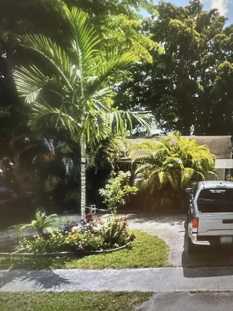 7520 SW 9th St, North Lauderdale, FL 33068