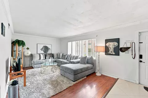 6 Spinning Wheel Ln, Tamarac, FL 33319