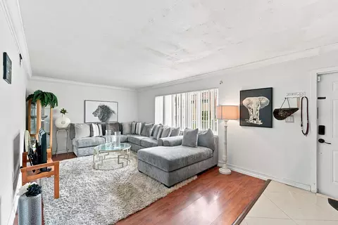 6 Spinning Wheel Ln, Tamarac, FL 33319