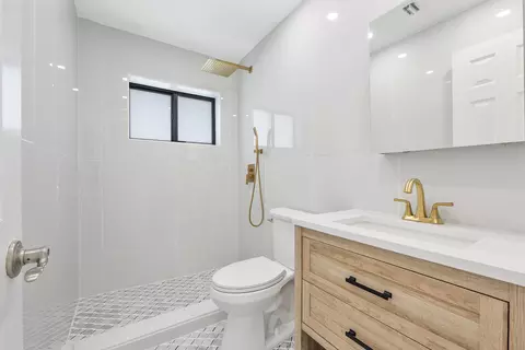 Bath - 3030 Arthur St, Hollywood, FL 33021 photo 2 of 2