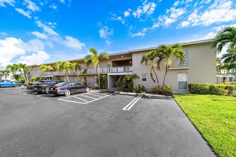 315 Circle Dr S #201, Boynton Beach, FL 33435