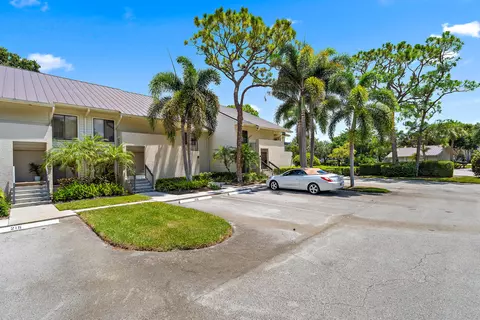 Exterior - 6433 SE Brandywine Ct UNIT 217, Stuart, FL 34997 photo 9 of 11