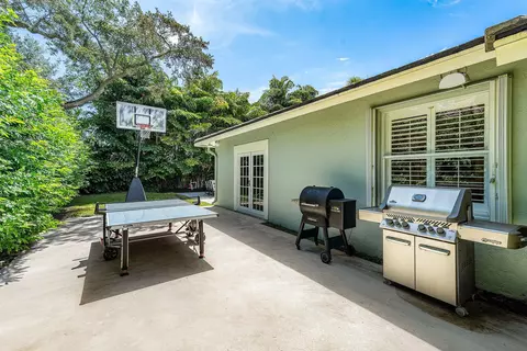 Exterior - 2815 Hampton Cir E, Delray Beach, FL 33445 photo 6 of 10