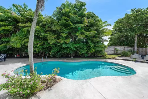 Exterior - 2815 Hampton Cir E, Delray Beach, FL 33445 photo 1 of 10