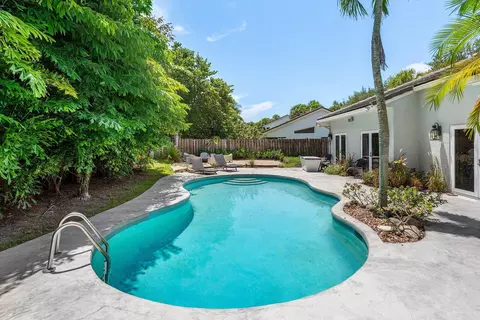 Exterior - 2815 Hampton Cir E, Delray Beach, FL 33445 photo 2 of 10