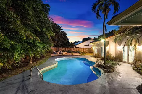 Exterior - 2815 Hampton Cir E, Delray Beach, FL 33445 photo 9 of 10