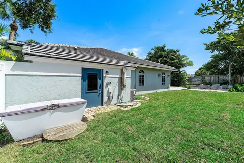 Exterior - 2815 Hampton Cir E, Delray Beach, FL 33445 photo 5 of 10