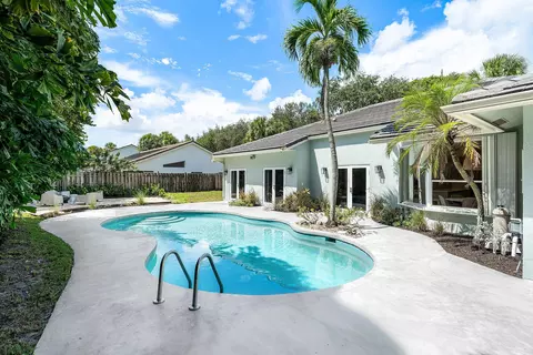 Exterior - 2815 Hampton Cir E, Delray Beach, FL 33445 photo 3 of 10