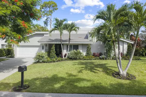 824 Foxpointe Cir, Delray Beach, FL 33445