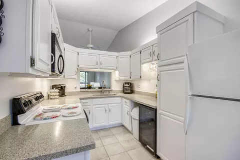 Kitchen - 1132 Keystone Dr #A, Jupiter, FL 33458 photo 3 of 4