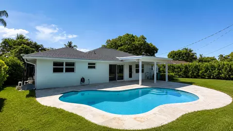 Exterior - 364 Venus Ave, Tequesta, FL 33469 photo 7 of 14
