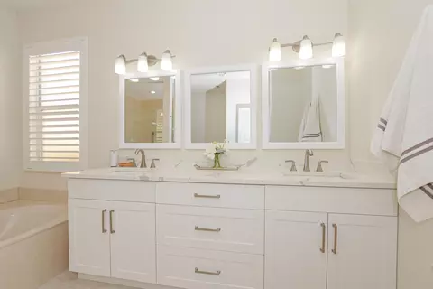 Bath - 1039 SE Westminster Pl, Stuart, FL 34997 photo 2 of 5