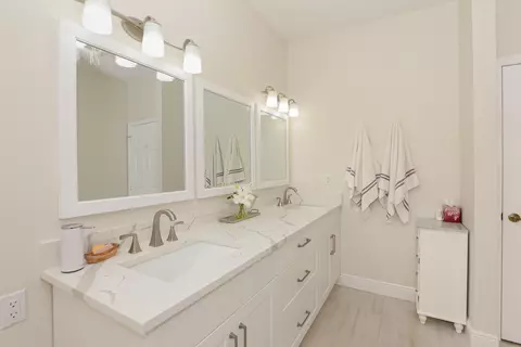 Bath - 1039 SE Westminster Pl, Stuart, FL 34997 photo 1 of 5