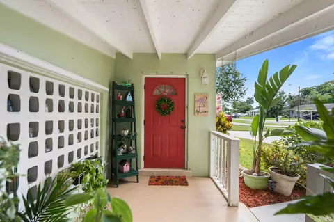 Exterior - 2330 SE Madison St, Stuart, FL 34997 photo 6 of 16