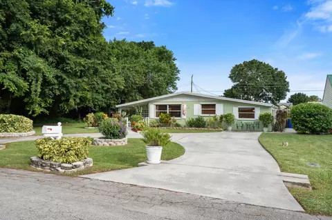 Exterior - 2330 SE Madison St, Stuart, FL 34997 photo 3 of 16