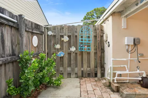 Exterior - 2330 SE Madison St, Stuart, FL 34997 photo 14 of 16