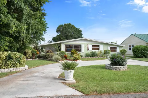 Exterior - 2330 SE Madison St, Stuart, FL 34997 photo 4 of 16