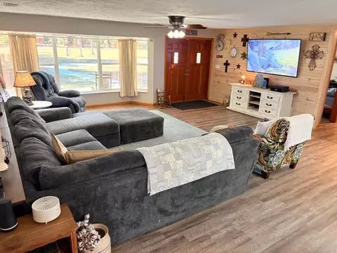 Living - 2160 SW 28th Ave, Okeechobee, FL 34974 photo 2 of 3