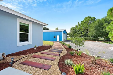 Exterior - 2600 NE 103rd Ave, Okeechobee, FL 34974 photo 4 of 9