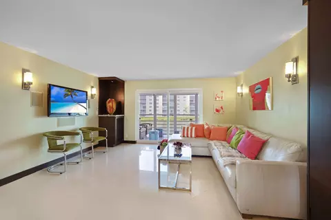 Living - 311 SE 3rd St SE #207, Dania Beach, FL 33004 photo 1 of 4