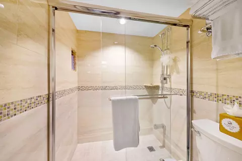 Bath - 311 SE 3rd St SE #207, Dania Beach, FL 33004 photo 3 of 4