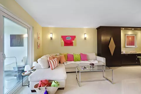 Living - 311 SE 3rd St SE #207, Dania Beach, FL 33004 photo 4 of 4