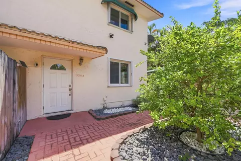 3203 Mcdonald St #3203, Miami, FL 33133