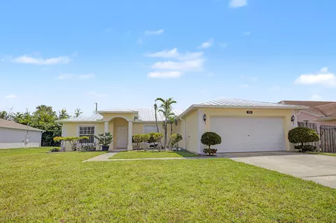 2585 SE Lakewood St, Port Saint Lucie, FL 34952